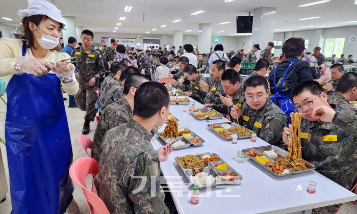 총군선교회 경북지회원들이 7사단 신병교육대 장병들을 위해 준비한 짜장면을 대접하고 있다.