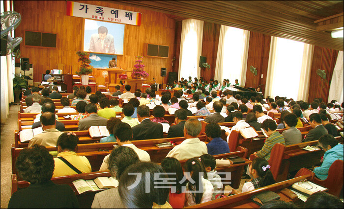 2008년 드렸던 가족예배 모습. 전통을 소중히 해온 광주대성교회는 새예배당 입당을 계기로 젊은층과 학원선교에 적극적으로 나설 계획이다.