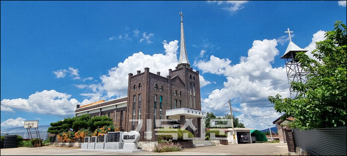 전북 서남부의 교회사는 매계교회의 설립에서부터 시작된다. 사진은 매계교회당 전경.
