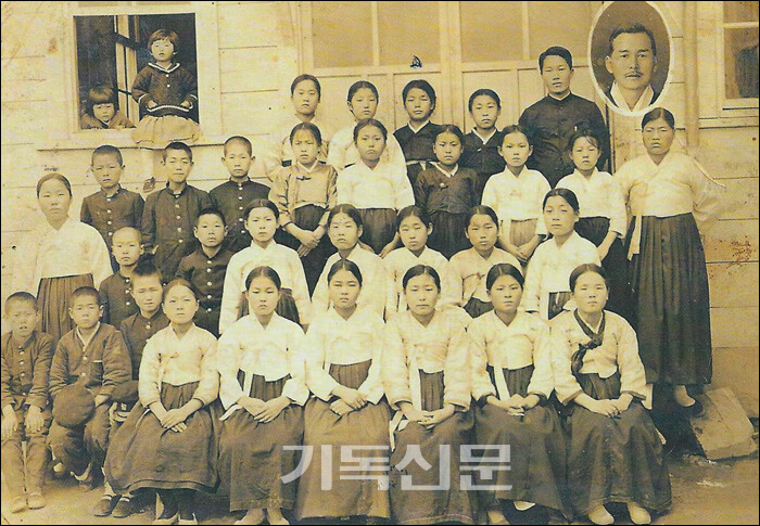 1930년대 여수제일교회의 주일학교 학생들. 사진 오른쪽 원 안의 인물이 조의환 목사이다.