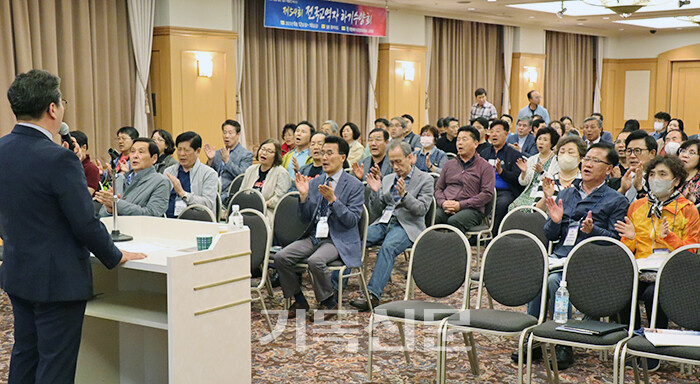 “팬데믹도 꺾지 못한 소명, 다시 부흥으로!”  제54회 전국교역자하기수양회가 총회교육부 주관으로 6월 12일 일본 홋카이도에서 개막했다. 교역자하기수양회는 지난 3년간 코로나 팬데믹으로 인해 국내에서 축소돼 열렸다. 4년 만에 다시 해외에서 진행된 이번 수양회에 참석한 목회자와 사모들은 4박5일 동안 기도와 말씀으로 소명을 다잡고, 휴식을 취하며 교제를 나눌 예정이다. 수양회 첫날 목회자들이 교육부장 노경수 목사 사회, 소강석 목사 설교로 개회예배를 드리고 있다.