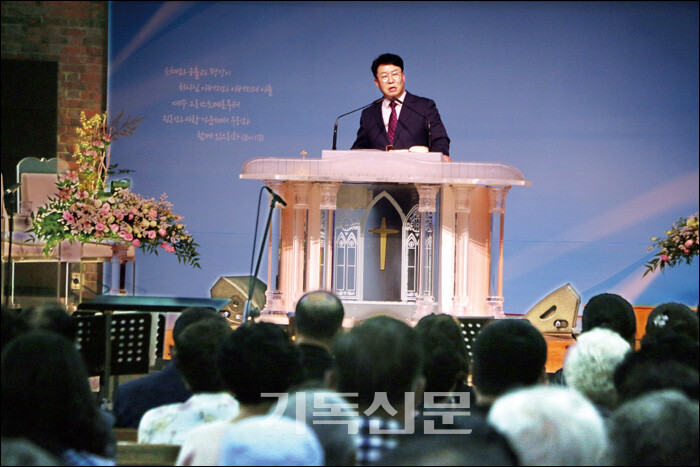 전주서문교회 설립 130주년 기념예배에서 김석호 목사가 설교하고 있다.