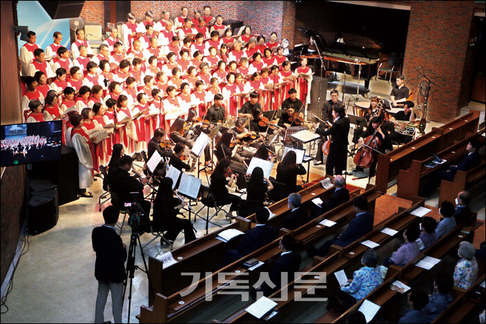 서문챔버오케스트라와 연합찬양대가 하이든의 오라토리오 ‘천지창조’를 연주하는 모습.