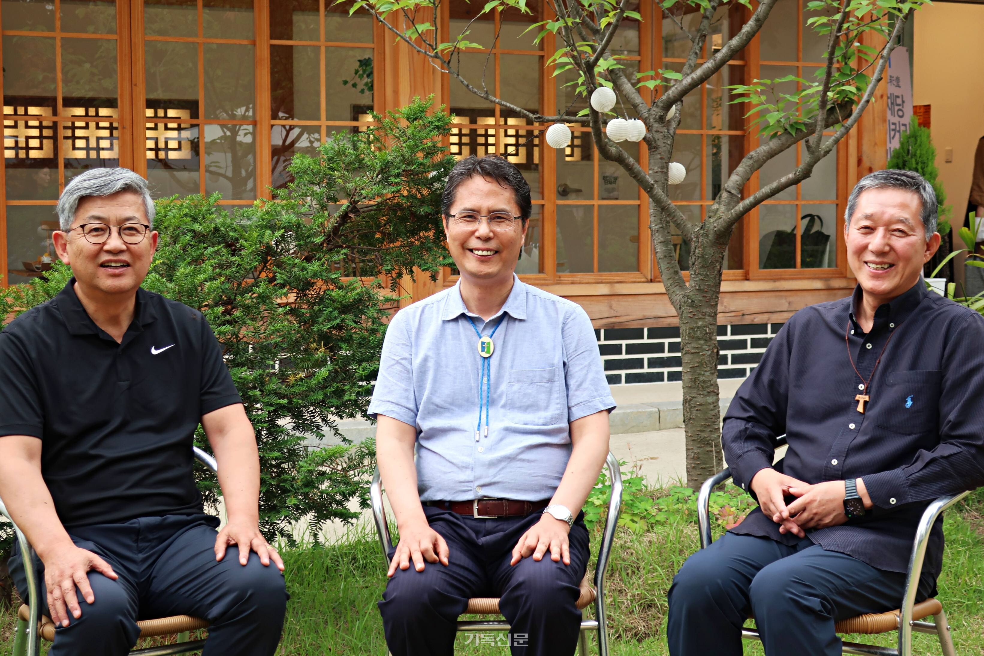 세뛰새Korea가 플랫폼데이와 풀뿌리목회포럼 등 현장 목회자들을 위한 쌍방향 소통의 장을 연이어 마련한다. 서정오 원로목사(사진 오른쪽 첫번째), 한국일 명예교수(사진 맨 왼쪽), 이박행 목사 등 대표논찬자와 좌장들이 6월 14일 세뛰새 사역의 취지와 한국교회 현안에 대한 담소를 나누고 있다.