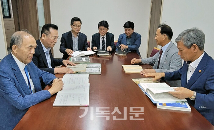 역사위원들이 여수제일교회의 한국기독교역사사적지 지정 심사를 위해 각종 역사자료를 살피고 있다.