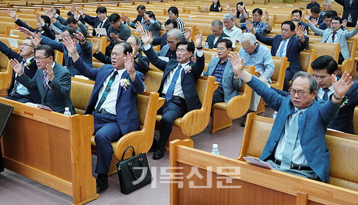 전북지역 목회자와 기독단체 대표들이 전북지역 복음화와 교회의 연합을 위해 기도하는 모습.