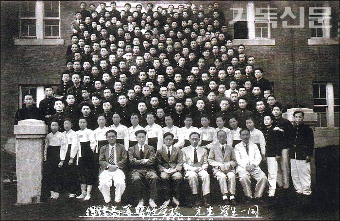 1948년에 열린 진남포 득신고등성경학교 입학식 기념사진.