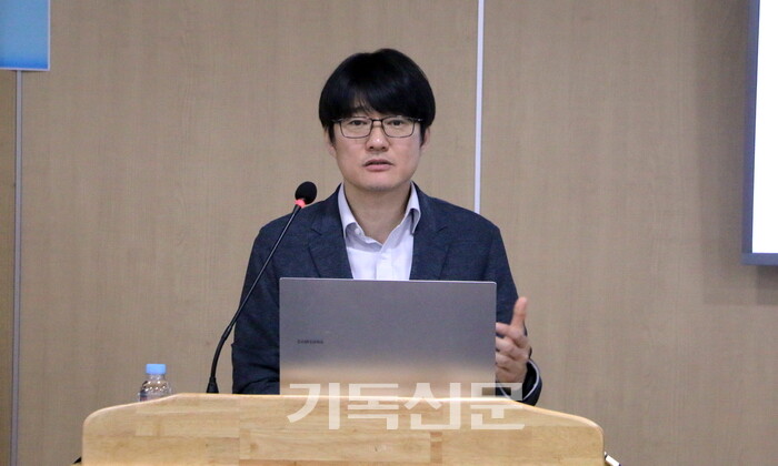 전서노회목회연구원 세미나에서 총신대 김수환 교수가 챗GPT의 올바른 목회활용법에 대해 설명하고 있다.