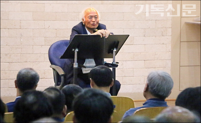 서철원 박사가 개혁신학연구회 세미나에서 ‘계시론의 바른 이해’를 주제로 강의하고 있다.