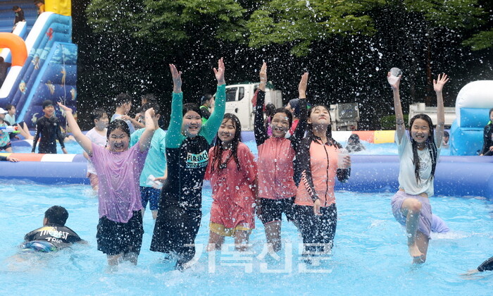 7월 15일 안성수양관에서 열린 사랑의교회 소년부 여름성경캠프에서 참가 학생들이 물놀이를 즐기고 있다.​​​​​​​​​​​​​​​​​​​​​​​​​​​​​​​​​​​권남덕 기자 photo@kidok.com