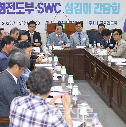 전도부 임원들이 SWC 섬김이들과 함께 SWC 활성화 방안을 논의하고 있다.