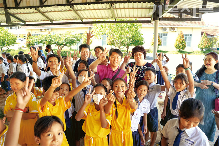 홍성현 목사, 이현희 사모, 장익 장로 등 단기선교팀이 캄보디아 깜봇교대부속초등학교를 찾아 아이들과 교제하고 있다.