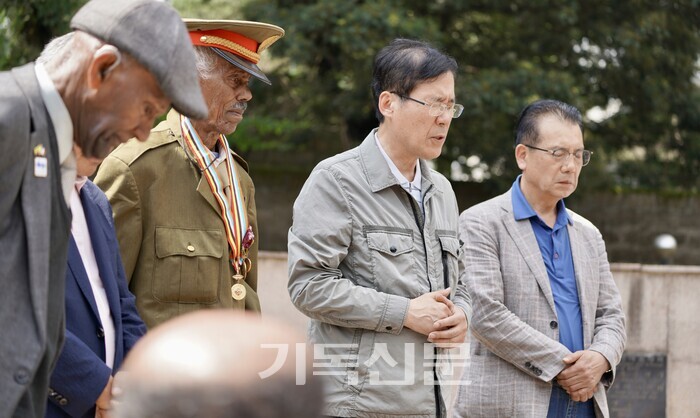 에티오피아를 찾은 권순웅 총회장과 이성화 목사가 한국전쟁 참전비 앞에서 기도하고 있다.