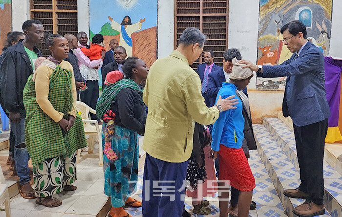 권순웅 총회장이 케냐 소수부족 성도들에게 안수기도를 하고 있다. 