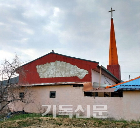 진안 평장교회는 오래된 예배당을 보수했지만 폭우를 견디지 못하고 누수와 침수 피해를 입었다.