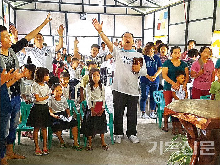 정읍선교교회 성도들과 ‘희망을 노래하는 사람들’이 해외선교 사역을 펼치는 모습.