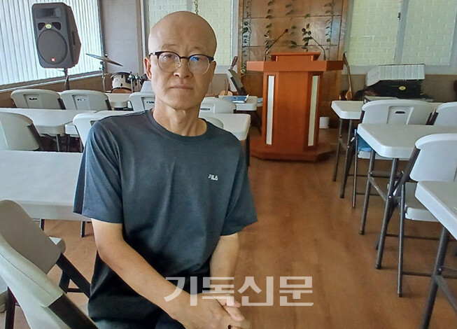 김진수 목사는 견디기 힘든 항암치료를 견디며 ‘사명자’로서 계속 목회할 수 있다는 믿음을 갖고 있다. 항암치료 부작용으로 김 목사의 머리카락이 모두 빠졌다.