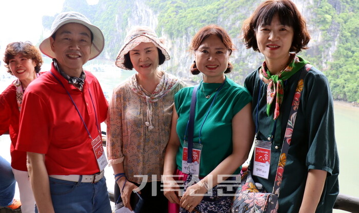 여름 주일학교 사역으로 땀 흘린 교사들이 유명한 관광지인 하롱베이에서 즐거운 시간을 보내고 있다.