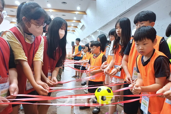 총회교육부가 주최한 제16차 어린이 영어 비전캠프에 참석한 학생들이 함께 성경공부와 영어교육은 물론 레크리에이션을 즐기며 하나님 안에서 기쁨으로 교제하고 있다. 