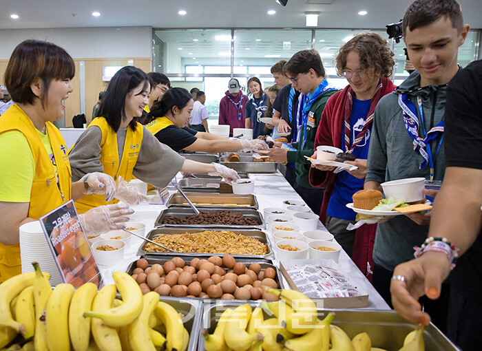 서울광염교회는 육군사관학교에 머물고 있는 체코와 베네수엘라 참석자 425명에게 사흘 동안 식사를 대접하고 선물까지 전달했다.