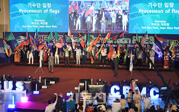 세계CBMC대회에 참석한 36개국 기독실업인 대표들이 입장해 각 국의 국기를 흔들며 인사하고 있다.