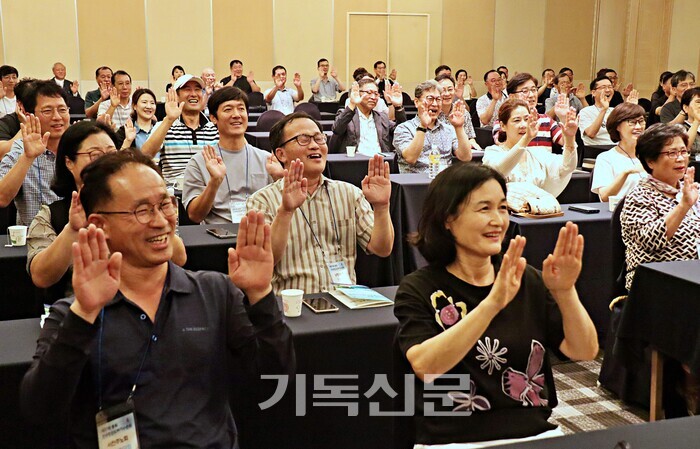 폐회강의에서 잠시 레크리이션을 갖고 있는 평신도들. 제37회 전국 평신도 하기 수련회는 유독 즐거움이 넘쳤다. 참석자들은 타 교회 성도들과 교제하며 말씀과 휴식을 나눌 수 있었던 점이 무엇보다 좋았다고 평했다.  