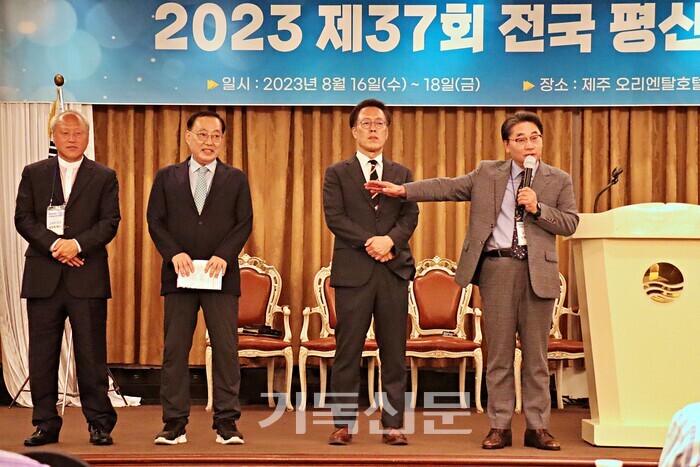 노경수 부장(사진 오른쪽 첫번째) 등 제107회 총회 교육부 임원.