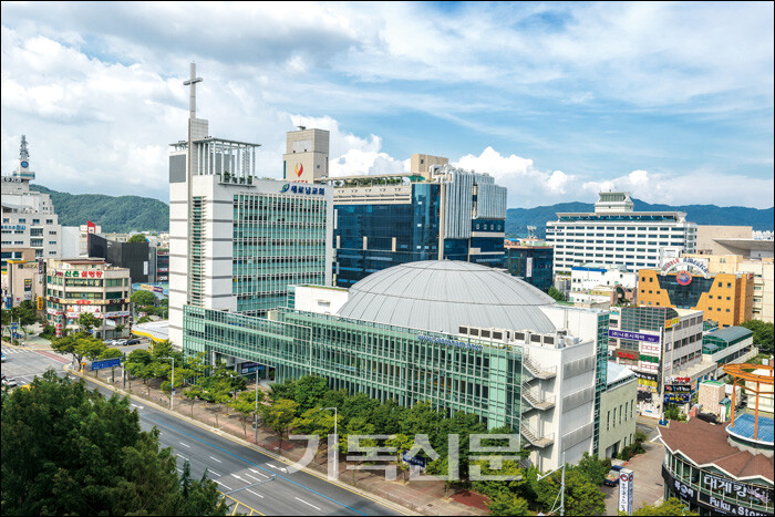 제108회 총회가 열리는 대전 새로남교회당 전경. 돔지붕 형태의 오른쪽 5층 건물이 워십센터, 십자가가 세워진 왼쪽 10층짜리 건물이 비전센터다.