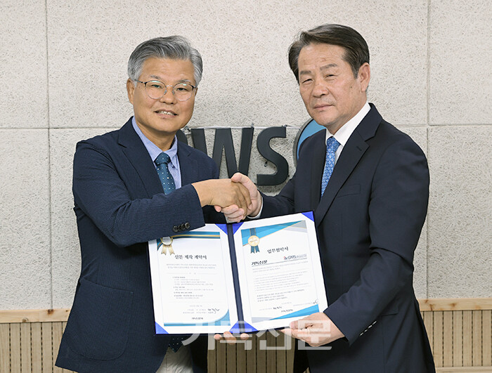 기독신문 태준호 사장(오른쪽)과 GMS 박재신 이사장이 업무협약을 체결하며 악수하고 있다.