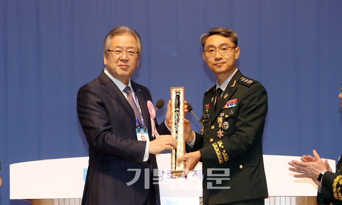 한국군종목사단장 최석환 대령이 총회장 오정호 목사에게 지휘봉을 전달했다.