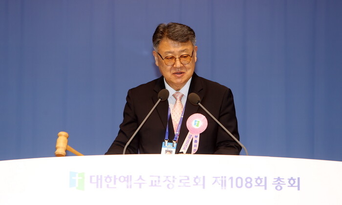 회무 사회를 보고 있는 목사부총회장 김종혁 목사.