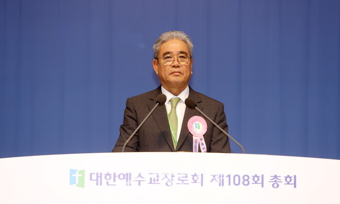 회무 사회를 보고 있는 장로부총회장 김영구 장로.