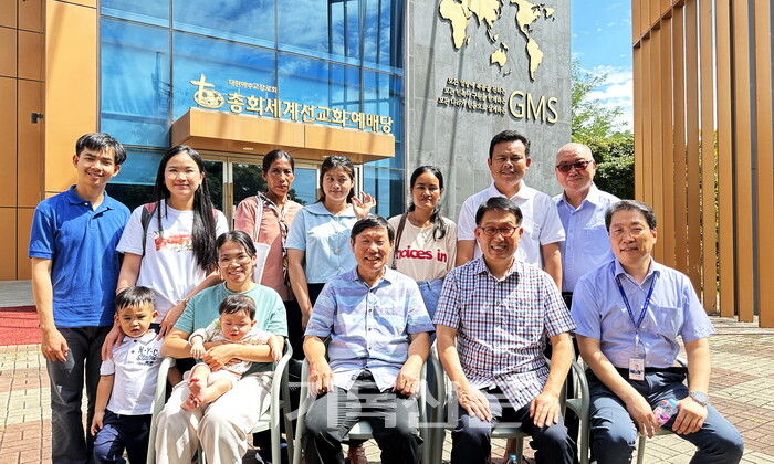 한남교회 문찬호 목사와 장완익 선교사(앞줄 오른쪽에서 두 번째와 세 번째)가 ‘제3차 에스라 프로젝트’로 한국을 찾은 캄보디아 청년들과 함께 GMS를 찾았다.