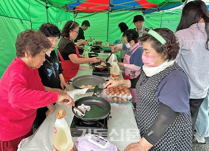 김제사회복지관 주최 한가위 한마당 행사에서 음식 나눔을 하는 모습.