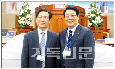 경북노회장 서성수 목사가 총회부회계로 당선된 이민호 장로(오른쪽)를 축하하고 있다.