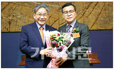 경청노회장 허정문 목사가 총회부서기로 당선된 임병재 목사(왼쪽)에게 꽃다발을 전하며 축하하고 있다.