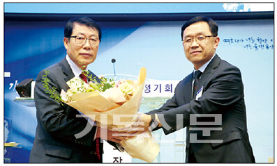 이리노회장 채성훈 목사가 총회회계로 선출된 김화중 장로(왼쪽)에게 꽃다발을 전하며 축하하고 있다.