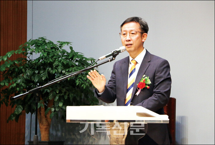 김종철 목사는 깨어있는 기도공동체로 전주동부교회를 이끌고 있다.