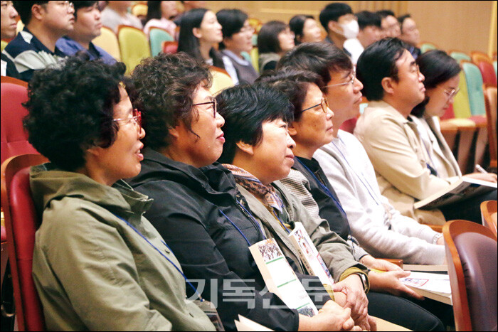 코로나19 이후 오랜 만에 재개한 군산 드림교회의 아홉 번째 교회교육 콘퍼런스에서 강의를 경청하는 참석자들.