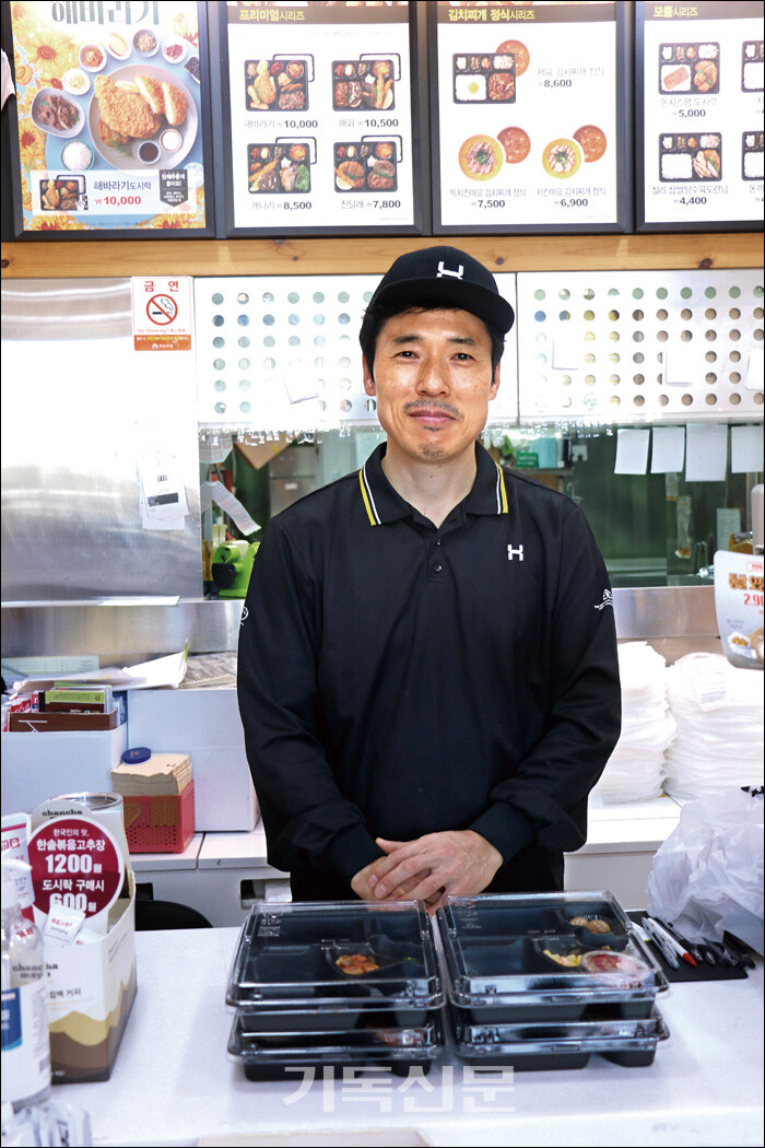 자신이 경영하는 ‘한솥도시락’ 익산원광대점의 수익금으로 굶주리는 이웃들을 먹이고, 선교후원에 앞장서는 김요셉 집사.