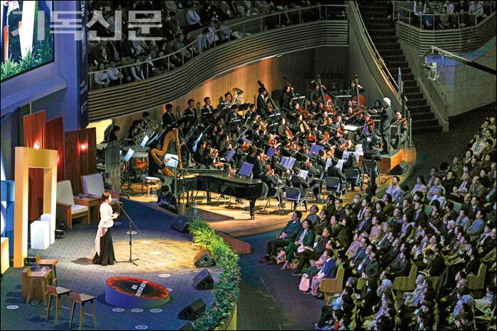 사랑의교회는 올해도 코리안크리스천필하모닉의 특별 연주를 통해 문화의 향연과 은혜의 찬양을 함께 선사했다.