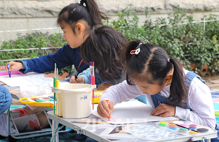 전북서노회 소속 주일학교 어린이들이 사생대회에 참가해 그림 실력을 겨루고 있다.