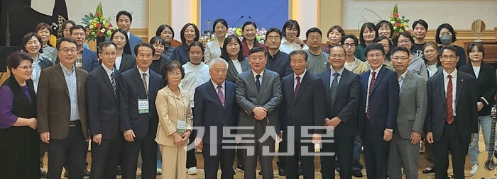 동광주노회 교사부흥회에 함께 한 주일학교 교사들과 노회 임원들.