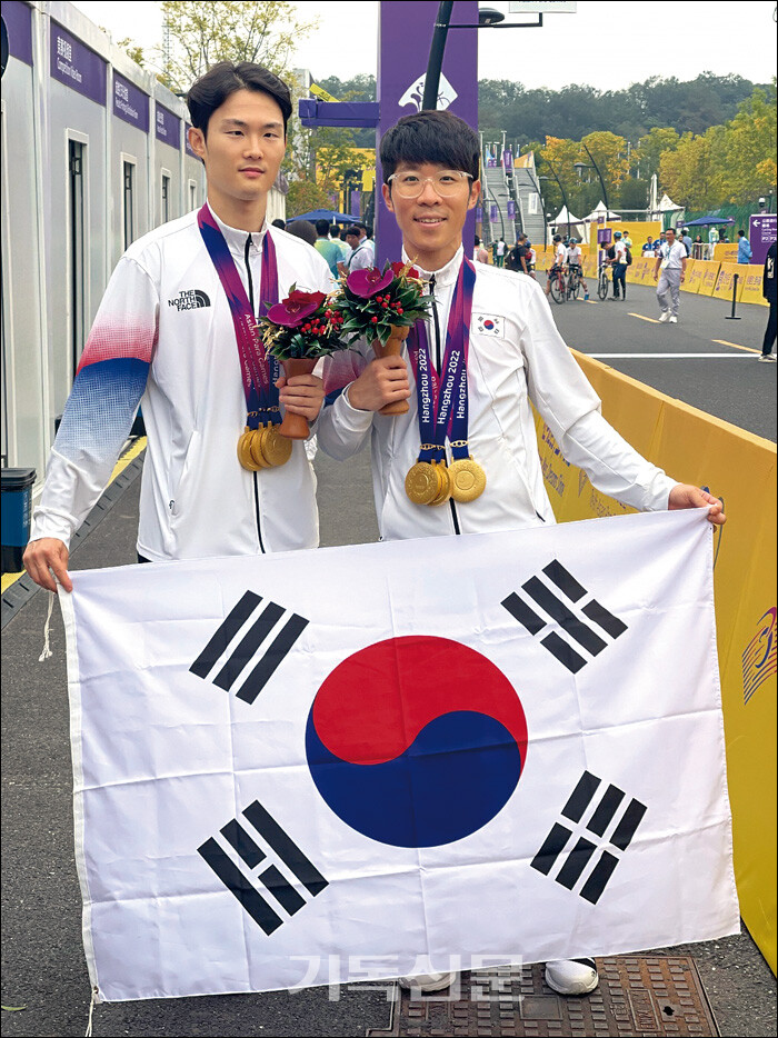 아들 윤중헌 씨(오른쪽)가 동료 김정빈 씨와 장애인 아시안게임 사이클 종목에 참가해 금메달을 수상하는 모습.
