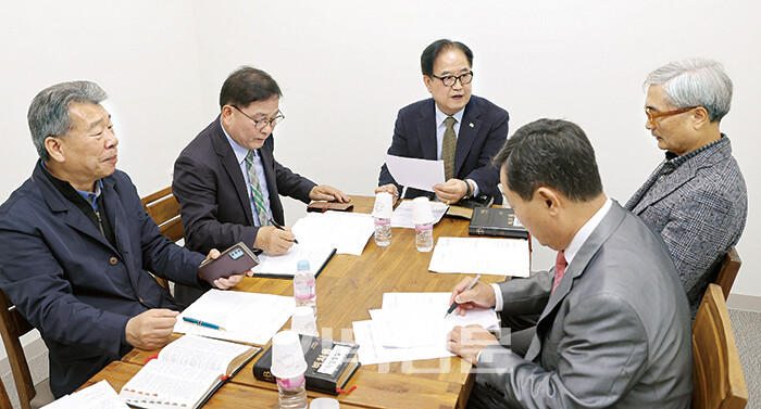 감사부 임원들이 107회기 총회선관위 재정감사 안건을 논의하고 있다. 