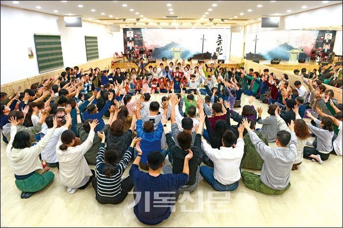 광주청사교회 은혜채플에서는 매주 목요일 마룻바닥기도회가 열띤 분위기 속에서 진행되고 있다.
