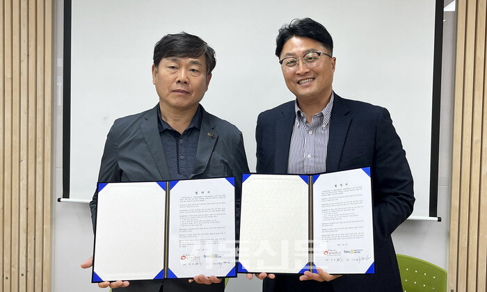 김제사회복지관 정훈 관장(사진 오른쪽)과 김제로타리클럽 이춘성 회장이 지역주민 복지 증진을 위한 협약을 체결하고 있다.
