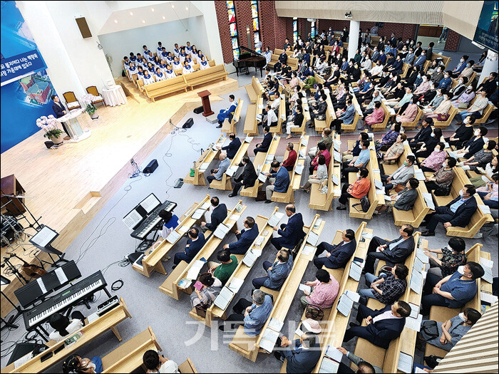 용현동교회는 최근 교회 리모델링을 통해 더욱 예배와 기도에 힘쓰고, 교육관과 비영리카페를 확충해 교육과 교제 사역에도 내실을 기하고 있다.