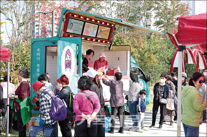 용현동교회는 외적으로 지역 주민들을 섬기고 봉사하는 사역을 확장해 나가며 사랑의 실천에도 앞장서고 있다.