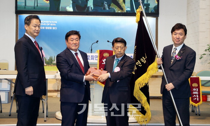 전국장로회연합회가 제53회 총회를 열고, 오광춘 회장을 비롯한 새로운 임원진을 선출했다. 신임 회장 오광춘 장로(왼쪽에서 두 번째)가 직전 회장 정채혁 장로로부터 의사봉을 건네받고 있다.